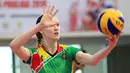 Alaina Bergsma, melakukan servis saat berlatih bersama tim putri Gresik Petrokimia di Gor Ken Arok, Malang, Sabtu (20/2/2016). (Bola.com / Nicklas Hanoatubun)