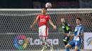 Aksi pemain Persija Jakarta, Rudi Widodo mengmankan bola dari kejaran pemain RCD Espanyol pada laga persahabatan di Stadion Patriot, Bekasi, (19/7/2017). Persija kalah 0-7. (Bola.com/Nicklas Hanoatubun)