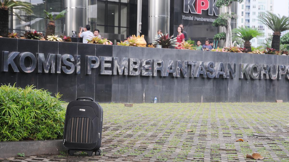 FOTO: Wujud Koper Hitam Mencurigakan di Depan Gedung KPK - Foto ...