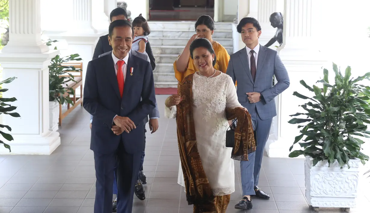 Presiden  Joko Widodo bersama ibu negara Iriana didampingi putra putrinya bersiap meninggalkan Istana Merdeka menuju gedung DPR, Jakarta, Minggu (20/10/2019). Jokowi bersama keluarga menuju DPR untuk dilantik menjadi presiden untuk kedua kalinya. (Liputan6.com/Angga Yuniar)