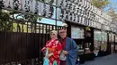 Keberanian memadukan hijab dengan kimono warna cerah menjadi inspirasi tersendiri bagi para hijabers yang ingin tampil fashionable saat traveling. [@marinizumarnisreal].