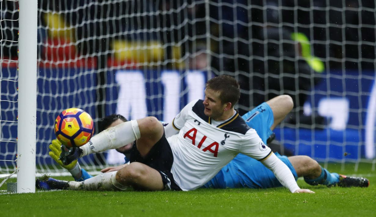 Pemain Tottenham, Eric Dier mengamankan gawangnya saat bola meluncur masuk pada laga Premier League di Vicarage Road, (1/1/2017). Spurs menang 4-1. (Reuters/Eddie Keogh) 