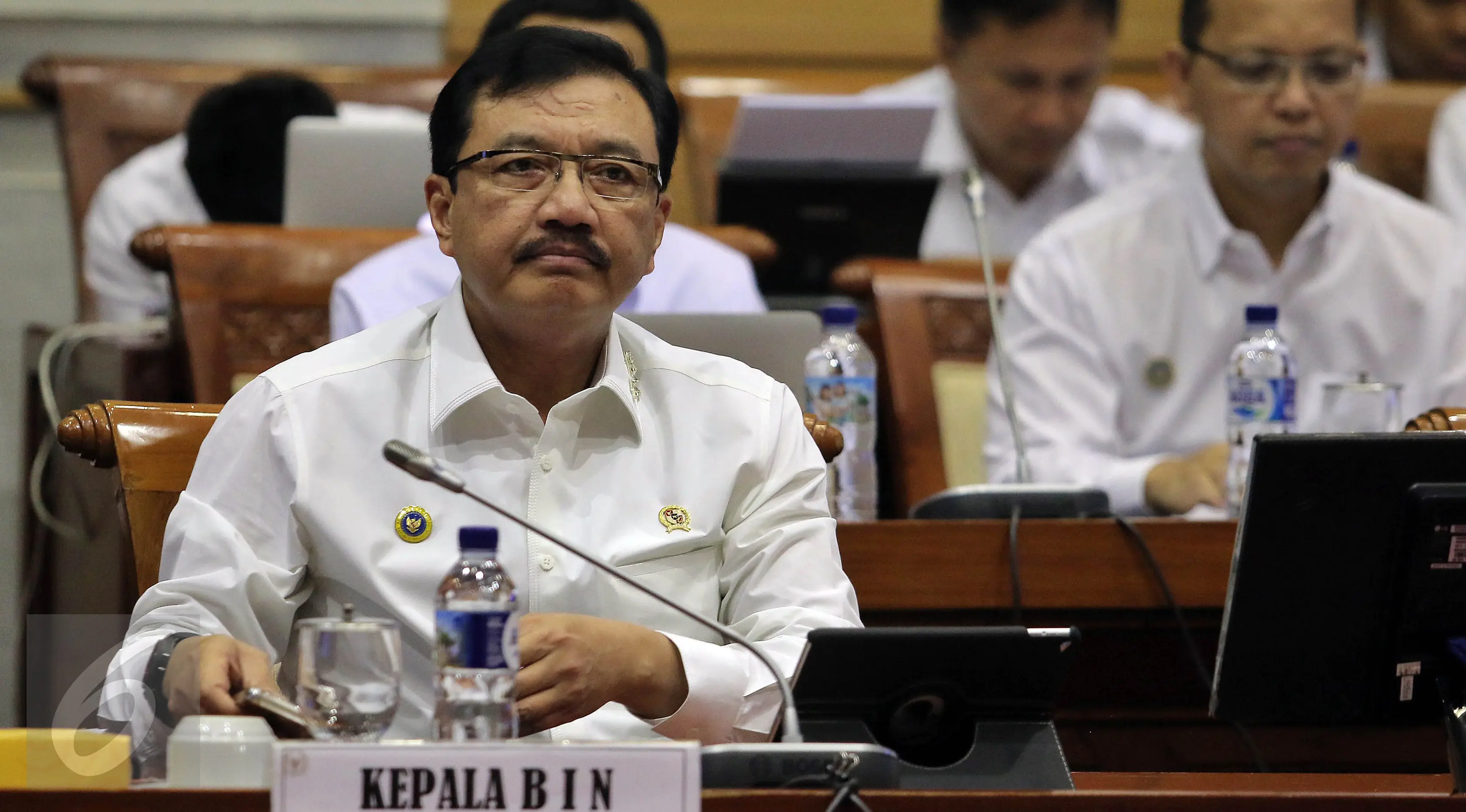 Kepala BIN Budi Gunawan menyimak paparan saat mengikuti rapat kerja dengan Komisi I DPR di Kompleks Parlemen, Senayan, Jakarta, Rabu (19/10). Rapat membahas Penyesuaian RKA-K/L Tahun 2017 sesuai hasil pembahasan Banggar DPR RI. (/Johan Tallo)