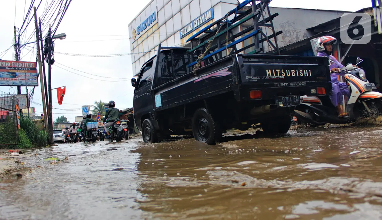 FOTO: Miris, Jalan Raya Pabuaran Citayam Mirip Kubangan - Foto Liputan6.com