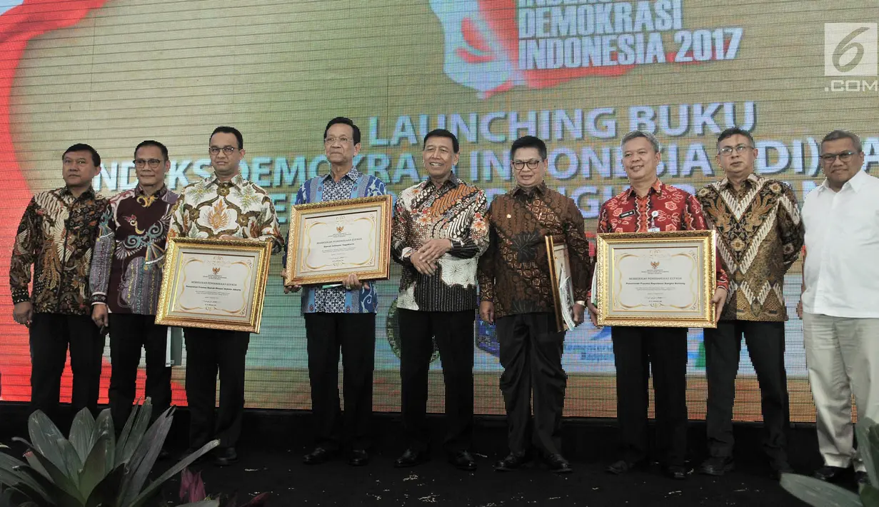 Menko Polhukam Wiranto (tengah) foto bersama sejumlah kepala daerah usai memberikan piagam penghargaan Indeks Demokrasi Indonesia (IDI) 2017 di Jakarta, Kamis (13/12). BPS merilis buku IDI dalam rentang waktu 2009-2017. (Merdeka.com/Iqbal Nugroho)