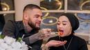 Romantisnya, pria kelahiran Belanda, 8 Agustus 1990 ini terhadap istrinya. Di sela-sela menikmati hidangan, ia memberikan suapan spahetti kepada Dhea Ananda, (Foto: Instagram/@diegomichiels24)