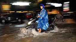 Salah satu pengendara motor nekat menerobos genangan air di kawasan Kemang, Jakarta Selatan, (11/8/2014). (Liputan6.com/Miftahul Hayat)
