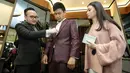 Sedangkan resepsi pernikahan, warna lebih klasik yang akan dipakainya. Fendy akan mengenakan pakaian warna hitam. Pada fitting baju terakhirnya, Fendy mengaku bahwa busana yang dikenakan prawedding menggunakan rancangan sama. (Adrian Putra/Bintang.com)