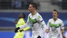 Gelandang VfL Wolfsburg, Julian Draxler, merayakan gol ke gawang KAA Gent pada leg pertama babak 16 besar Liga Champions, di Ghelamco Arena, Gent, Kamis (18/2/2016) dini hari WIB. (AFP/John Thys)