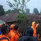 Pasukan National Disaster Response Force (NDRF) atau Tanggap Bencana Nasional India memeriksa lokasi tanah longsor di Desa Irshalwadi di Distrik Raigad, Maharashtra pada 20 Juli 2023. (Foto: NDRF/AFP)