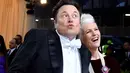 <p>Pada Met Gala kali ini, Elon Musk terlihat bersenang-senang. Ia juga menunjukkan sisi lucunya dengan membuat postur lucu saat difoto. (Instagram/foxbusiness).</p>
