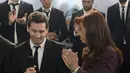 Presiden berusia 61 tahun itu tampak memberi semangat kepada Lionel Messi saat penyambutan di Buenos Aires, Senin (14/7/14). (REUTERS/Argentine Presidency)