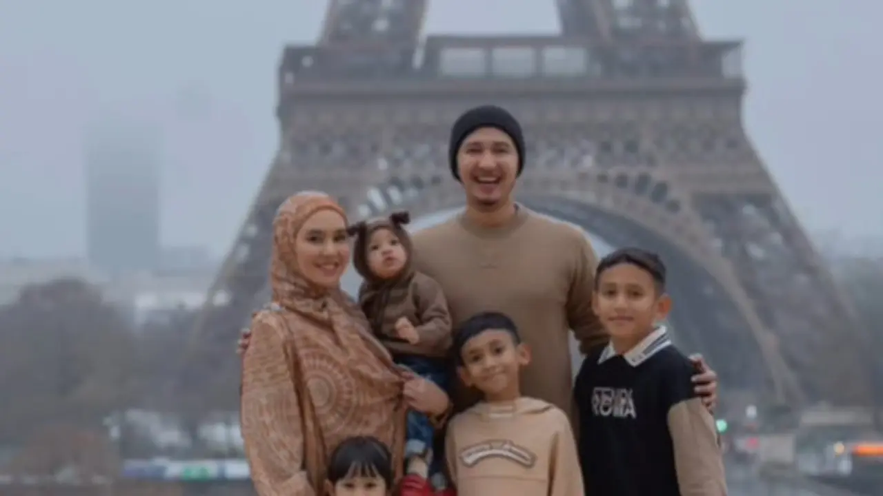 Potret liburan keluarga Kartika Putri di Paris. [Foto: Instagram/kartikaputriworld]