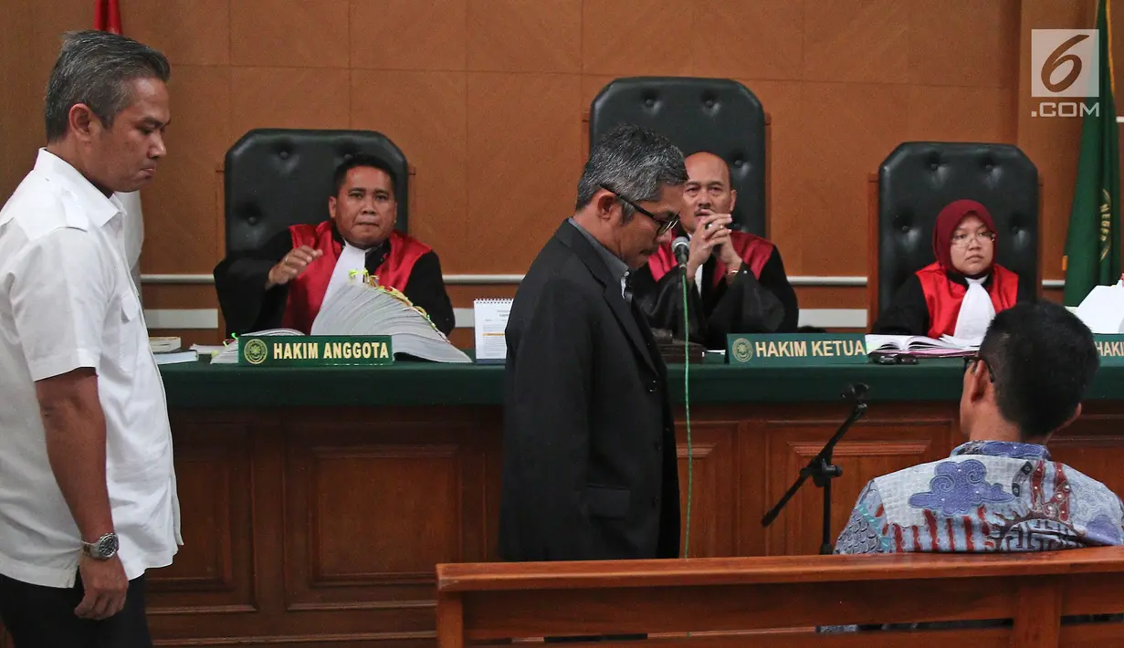 Saksi ahli kasus dugaan penipuan perjalanan umrah First Travel saat menjalani sidang di PN Kota Depok, Jawa Barat, Senin (9/4). Sidang menghadirkan saksi ahli Kemenag, perwakilan Himpunan Pengusaha Umrah, dan dari Kemenag. (Liputan6.com/Herman Zakharia)