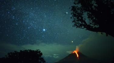 Ketika Cahaya Bintang Berpadu Dengan Muntahan Lahar Gunung Sinabung