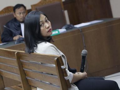 Direktur Keuangan PT Inersia Ampak Engineer (IAE), M Indung Andriani saat menjalani sidang pembacaan dakwaan di Pengadilan Tipikor, Jakarta, Rabu (20/8/2019). M Indung Andriani didakwa menjadi perantara suap untuk anggota komisi VI DPR RI, Bowo Sidik Pangarso. (Liputan6.com/Helmi Fithriansyah)