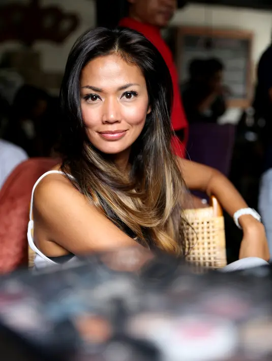 Shanty mencari cara untuk bertemu dengan penulis lirik dan mencoba menyanyikan lagu tersebut dengan merubah lirik menjadi berbahasa Indonesia demi bisa mendapatkan lagu yang aslinya berjudul ‘Adam and Eve’ tersebut. (Andy Masela/Bintang.com)