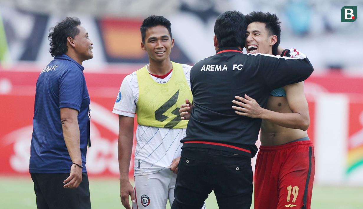 Pemain Persija Jakarta, Hanif Sjahbandi, bereuni dengan staf pelatih dan pemain Arema FC pada lanjutan BRI Liga 1 2023/2024 di Stadion Patriot Chandrabhaga, Kota Bekasi, Minggu (20/08/2023). Kedua tim bermain imbang 2-2. (Bola.com/M Iqbal Ichsan)