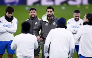 Ia meminta skuad Los Blancos untuk memenangkan duel panas melawan wakil Portugal itu. Tampak dalam foto, pelatih Real Madrid asal Spanyol, Alvaro Arbeloa (tengah) berkumpul dengan para pemain selama sesi latihan jelang matchweek kedelapan Liga Champions 2025-2026 melawan SL Benfica di stadion Luz, Lisbon pada Selasa 27 Januari 2026. (FILIPE AMORIM/AFP)