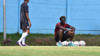Ichaka Diarra saat disitirahatkan dalam sesi latihan Arema FC, Jumat (17/11/2023). Hal itu memperkuat rumor jika dia akan dilepas pada bursa transfer paruh musim BRI Liga 1 2023/2024. (Bola.com/Iwan Setiawan)