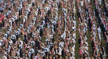 Siswa dari St. Scholastica's College mengambil bagian dalam gerakan One Billion Rising di Manila, Filipina, Kamis (14/2). Lebih dari 3.000 siswa berpartisipasi dalam acara yang digelar yang bertepatan dengan Hari Valentine tersebut. (TED ALJIBE/AFP)