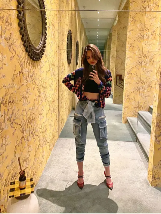 Gaya OOTD yang dikenakan pun terbilang cukup simple. Tak heran jika ia terlihat bak anak muda disetiap penampilannya. (Liputan6.com/IG/ramadhaniabakrie)