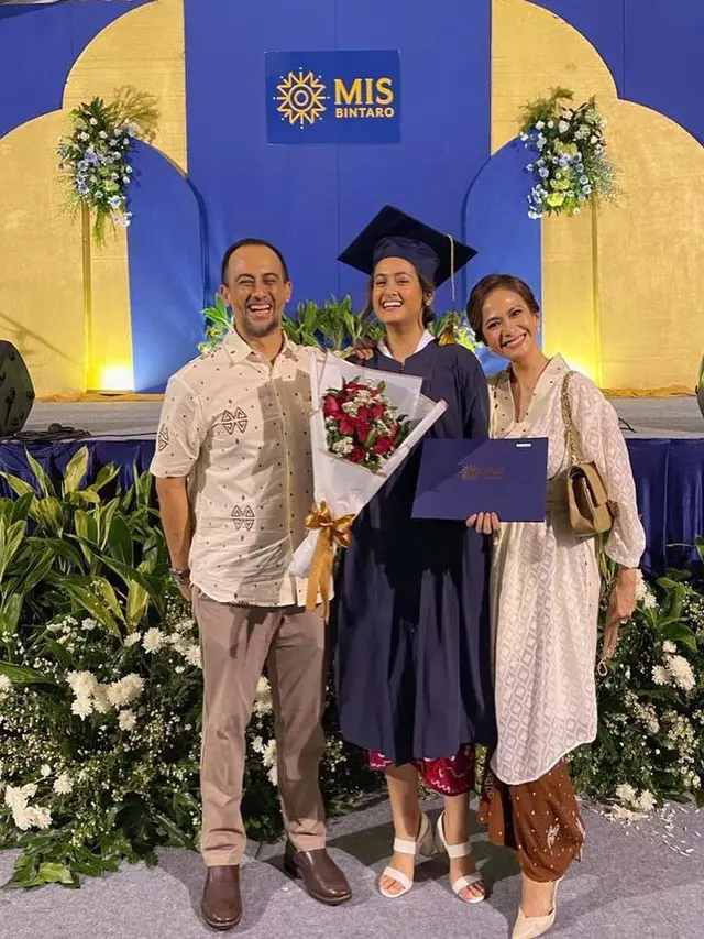 6 Potret Aiska Vairana Anak Ersa Mayori di Acara Wisuda SMA, Curi Perhatian