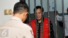 Terdakwa kasus penggelapan uang arisan, Hengki Kawilarang menjalani sidang keduanya di Pengadilan Negeri Jakarta Selatan,  Senin (29/6/2015). Sidang beragendakan eksepsi alias nota pembelaan dari pihak Hengki. (Liputan6.com/Panji Diksana)
