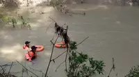 Tim SAR gabungan menemukan kakek asal Desa Sidobandung Yadimin (75) dalam kondisi meninggal dunia di Sungai Pacal pada Kamis, 13 Februari 2020. (Foto: Liputan6.com/Dian Kurniawan)