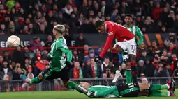 Pemain Manchester United, Marcus Rashford mencetak gol pertama timnya ke gawang Real Betis pada laga leg pertama Liga Europa 2022/2023 yang berlangsung di Old Trafford, Manchester, Jumat (10/03/2023) dini hari WIB. MU menang dengan skor 4-1. (AFP/Darren Staples)