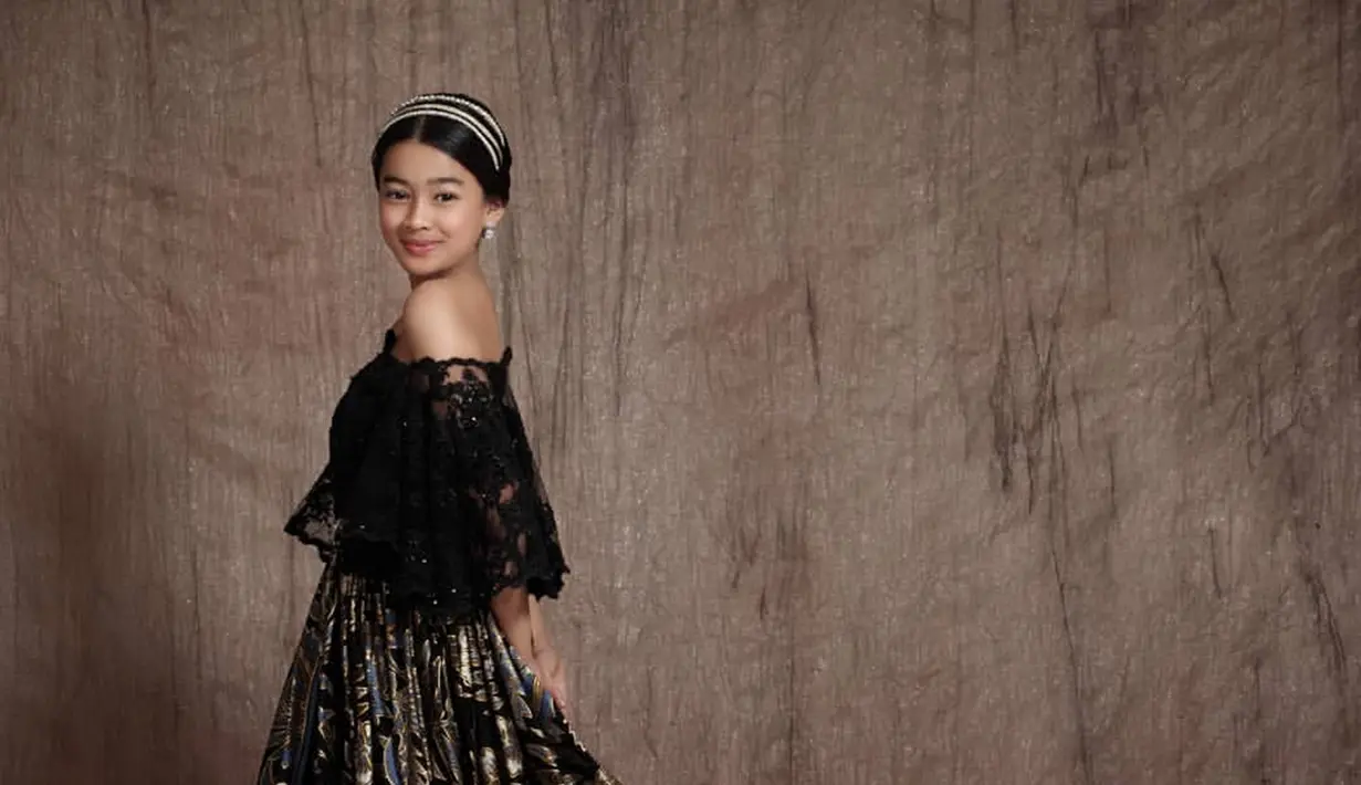 Selain gaun hitam yang dikenakannya, polesan makeup juga mendukung pesona bintang sinetron Tangan-Tangan Mungil ini. Awali karier saat usia belia tepatnya di usia 3 tahun, tentunya terlihat perubahan Aqeela Calista yang makin memesona di usia remaja. Karier sahabat Saskia Chadwick ini pun makin bersinar. (Liputan6.com/IG/@aqeelacalista)