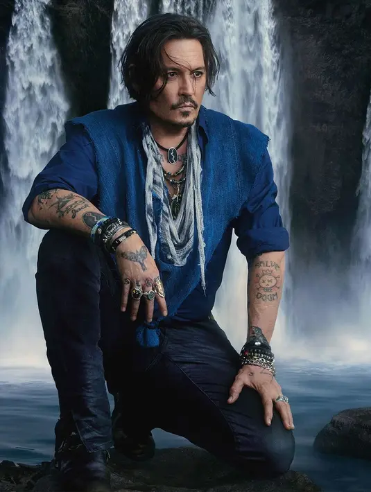 Aktor 61 tahun itu tampil gagah dan maskulin mengenakan busana nuansa biru, menyesuaikan botol parfum Sauvage Eau Forte. Penampilan Johnny dilengkapi dengan deretan kalung, gelang, dan cincin di tubuhnya. [Dok/Dior].