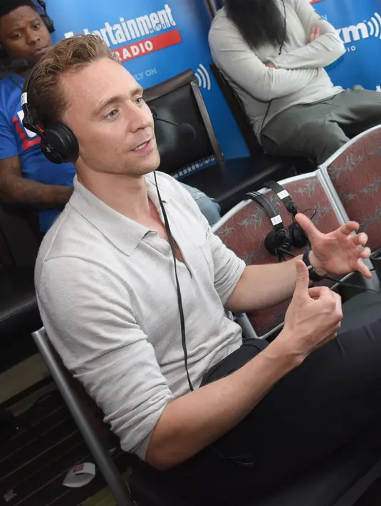 "Tom merasa sangat percaya dengan Taylor, ia yakin hubungan asmara nya akan baik-baik saja. Tom tidak khawatir dengan siapapun Taylor bergaul," tutur sang sumber. (AFP/Bintang.com)