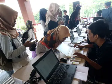 Peserta melakukan registrasi online sebelum mengikuti acara Emtek Goes to Campus (EGTC) 2017 di Grha Sabha Pramana Kampus UGM, Yogyakarta, Selasa (31/10). EGTC Yogyakarta berlangsung pada 31 Oktober 2017 dan 1 November 2017. (Liputan6.com/Helmi Afandi)