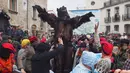 Suasana kemeriahan perayaan Fete de l'kita atau Festival Beruang di Saint-Laurent-de-Cerdans, Prancis (12/2). Perayaan digelar sebagai akhir dari hibernasi panjang dan turunnya hewan mamalia tersebut dari pegunungan Pyrenees. (AFP/Raymond Roig)