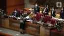 Ketua Komisi I DPR RI Meutya Hafid memberikan berkas kepada Ketua DPR Puan Maharani dalam Sidang Paripurna di Kompleks Parlemen, Jakarta, Senin (8/11/2021). DPR menyepakati penetapan Jenderal TNI Andika Perkasa sebagai Panglima TNI. (Liputan6.com/Johan Tallo)