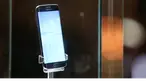 Perbedaan antara Galaxy S6 dan Galaxy S6 Edge adalah Galaxy S6 Edge dilengkapi layar tambahan di samping. Untuk Galaxy S6 beratnya 132 gram, sementara Galaxy S6 Edge 138 gram.