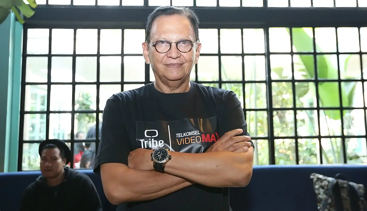 Peran berbeda dari biasanya dirasakan oleh aktor senior Roy Marten. Aktor senior berusia 66 tahun itu berperan jahat atau antagonis. (Bambang E Ros/Bintang.com)