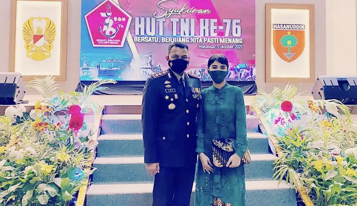Saat syukuran Hut TNI ke-76, Uut tampil mengenakan kebaya kurung hijau, dipadukan dengan kain batik lilit dan clutch batiknya. (@uutpermatasari)