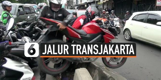 VIDEO: Razia Jalur Transjakarta, Pengemudi Rusak Separator