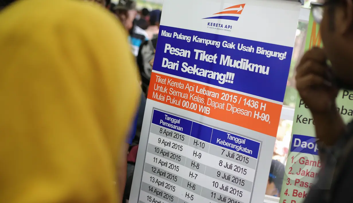 Calon pemudik melihat papan pengumuman tanggal pemesanan tiket kereta di Stasiun Pasar Senen Jakarta, Senin (13/4/2015). PT KAI mulai menjual tiket kereta untuk keberangkatan H-10 lebaran melalui reservasi online maupun loket. (Liputan6.com/Faizal Fanani)