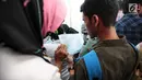 Pencari kerja menyiapkan dokumen saat Job Fair di Istora GBK, Jakarta, Rabu (19/9). Job Fair bertajuk Jakarta spektakuler "Job for Career" diikuti lebih dari 120 perusahaan BUMN, swasta skala nasional maupun internasional. (Liputan6.com/Faizal Fanani)