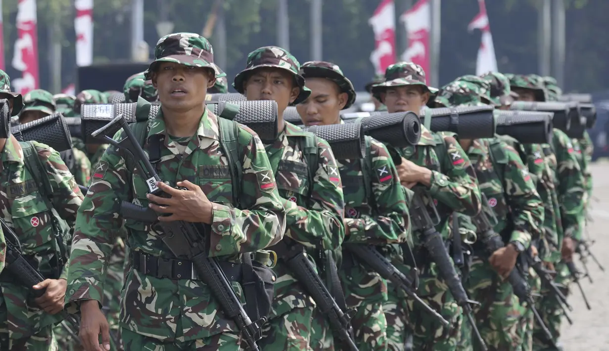 Penempatan personel TNI ini diharapkan bisa menenangkan masyarakat sekaligus memastikan aktivitas publik tetap berjalan lancar di tengah situasi aksi unjuk rasa yang memanas dalam beberapa hari terakhir. (AP Photo/Tatan Syuflana)
