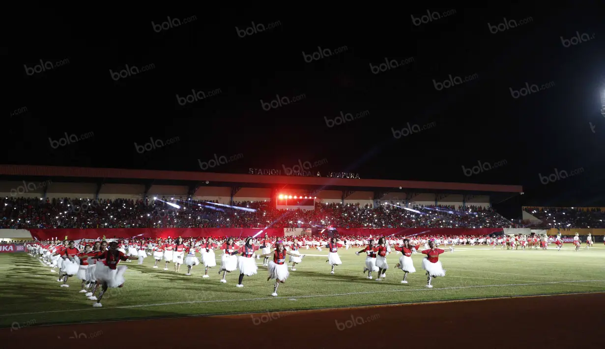 Ratusan siswa meramaikan pembukaan Torabika Soccer Champonship 2016 di Stadion Mandala, Jayapura, Papua, Jumat (29/4/2016). (Bola.com/Nicklas Hanoatubun)