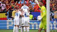 Pemain Slovakia merayakan gol yang dicetak oleh Ivan Schranz ke gawang Belgia dalam laga Grup E Euro 2024 di Frankfurt Arena, Senin (17/6/2024) malam WIB. (Kirill KUDRYAVTSEV / AFP)