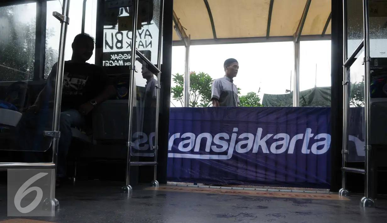 Warga menggunakan Bus Transjakarta di Pool Pemberangkatan Tranjakarta, Ciputat, Tangsel,Senin (6/6) PT Transportasi Jakarta menghadirkan 2 rute baru yakni Ciputat-Bundaran HI dan BSD-Slipi yang mulai beroperasi hari ini. (Liputan6.com/Helmi Afandi) 