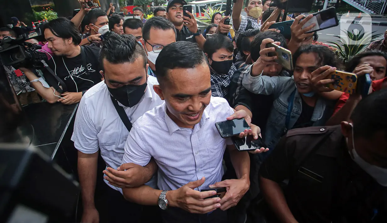 Mantan Kepala Bea Cukai Yogyakarta Eko Darmanto usai diperiksa di Gedung Merah Putih KPK, Jakarta, Selasa (7/3/2023). KPK melakukan pemeriksaan terhadap Eko Darmanto untuk dimintai klarifikasi terkait Laporan Harta Kekayaan Penyelenggara Negara (LHKPN) sebesar Rp 15,7 miliar. (Liputan6.com/Faizal Fanani)