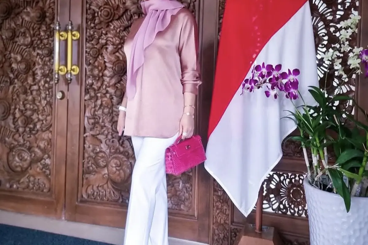 Gaya Syahrini di Singapura, Kenakan Tas Kecil Ke Kedutaan Besar Seharga Rp500 Juta
