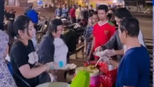 6 Momen Via Vallen Turun Langsung ke Jalan Beri Sahur Gratis Untuk Masyarakat Sidoarjo