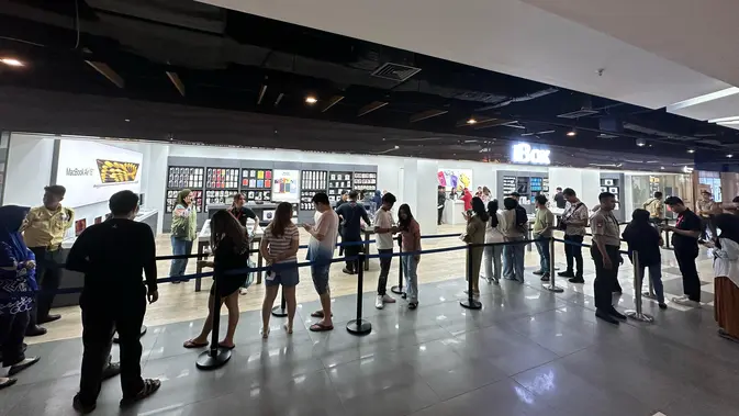 <p>Antrean pre-order iPhone 15 series di iBox Mall Ratu Indah Makassar. (Doc: Erajaya)</p>